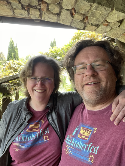 Sandra und Gerd im Partnerlook mit Hacktoberfest T-Shirt