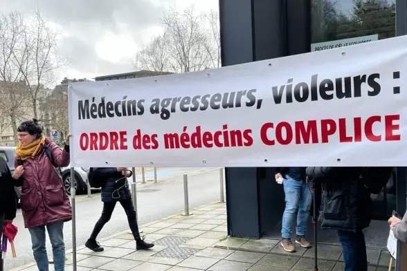 Manifestation de médecins en colère contre le conseil de l'ordre des médecins dans l'affaire du chirugien Joël Le Scouarnec.