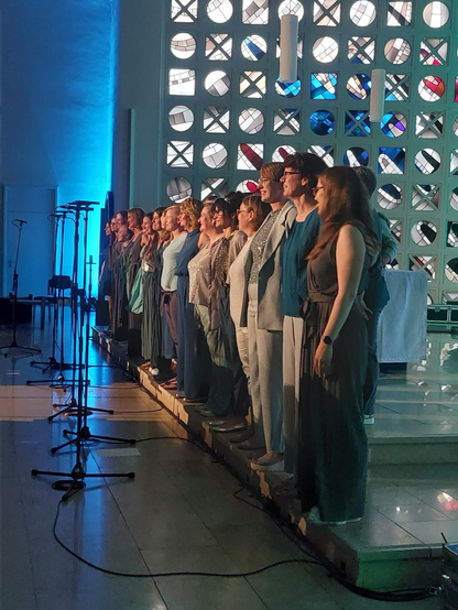 Frauenensemble Encantada in einer Reihe