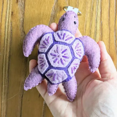 Lulu la tortue mauve et violette en feutrine de laine brodée main