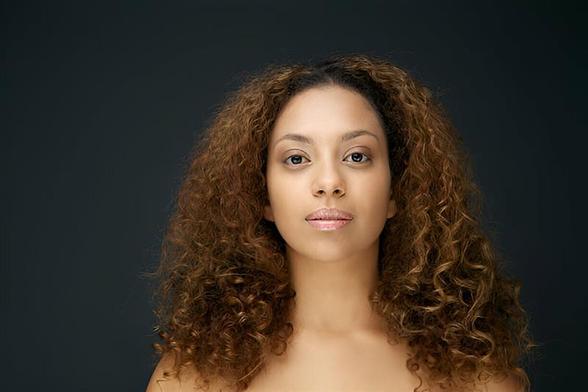 Gone are the days when sleek strands were the only symbol of sophistication. Today’s beauty world is spinning in a new direction, embracing the unapologetic charm of curls. 