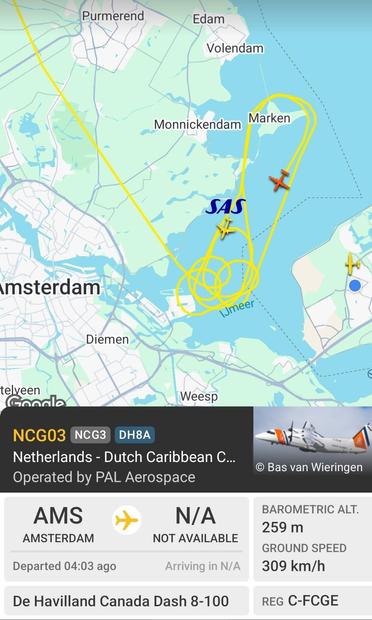 Vliegtuig vliegt wat boven het Markermeer nadat hij eerst langs de kust en boven de Noordzee heeft gevlogen. 
