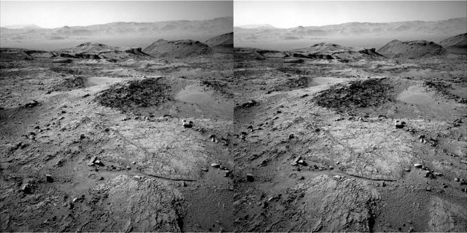 A dual left/right stereoscopic pair of black and white photographies displaying a Martian landscape. This dual image is intended to be used to obtain a Stereo3D rendition of the scene through parallel viewing, and not cross-eyed viewing.