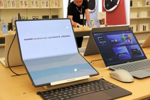 Huawei launches its first HarmonyOS laptops-the 18" foldable MateBook Fold and MateBook Pro-powered by HarmonyOS 5. The OS aims for compatibility with 2,000+ apps, offering a new alternative to Windows and macOS. #Huawei #HarmonyOS #FoldableLaptop #TechNews