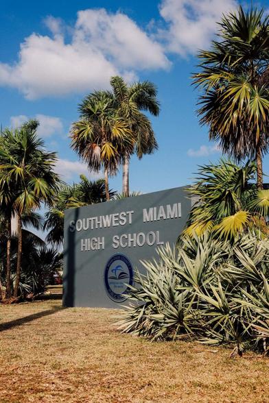 Miami-Dade County Public Schools, the third-largest US district, trained 1,000+ educators on AI and deployed Gemini to over 105,000 students—the largest AI rollout in US K-12 education to date. #AIinEducation #EdTech #MiamiDade #GeminiAI
