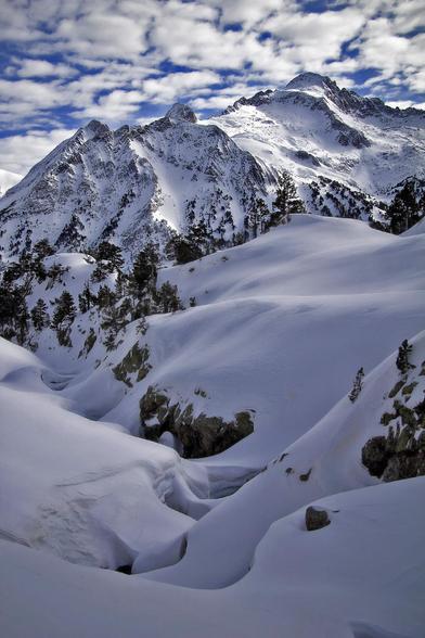 Foto del valle de Remuñe con el pico de Alba (3118 m) de fondo.