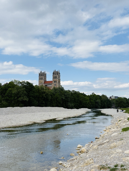 Isar und St Michaelkirche, Bäume u Himmel 