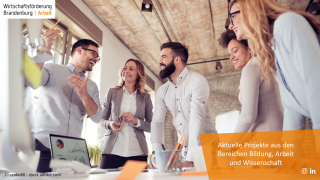 eine Gruppe von Menschen bei der Projektarbeit