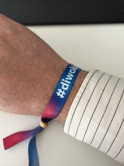 Handgelenk eines Mannes mit Hemdsärmel und Einlassband der Digitalen Woche Kiel