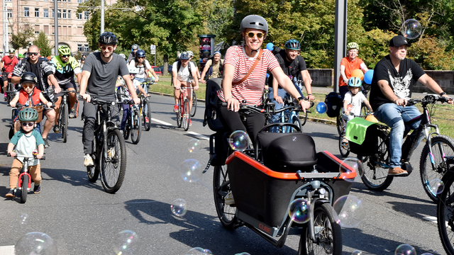 Foto von einer Kidical Mass Aktion: Viele Menschen fahren mit dem Fahrrad bei einer Familien-Fahrraddemo mit.
