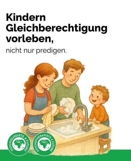 Mann und Frau gemeinsam beim Spülen, ein Kleinkind schaut fröhlich zu.