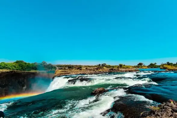Las Cataratas Victoria son uno de los rasgos geográficos naturales más significativos del río Zambezi y una de las formaciones de cascadas más famosas y, sin duda, más hermosas del mundo.

🌊 https://adondeviajar.es/cataratas-victoria/

#cataratasvictoria #zimbabue #Zambia