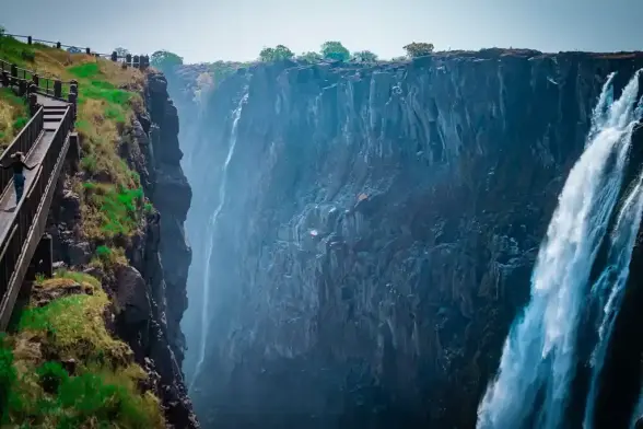 Las Cataratas Victoria son uno de los rasgos geográficos naturales más significativos del río Zambezi y una de las formaciones de cascadas más famosas y, sin duda, más hermosas del mundo.

🌊 https://adondeviajar.es/cataratas-victoria/

#cataratasvictoria #zimbabue #Zambia