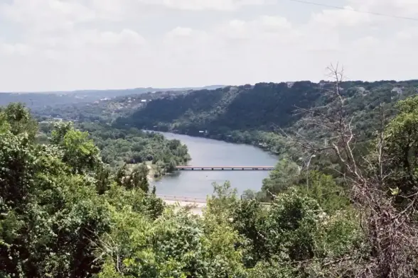 Las Cataratas Victoria son uno de los rasgos geográficos naturales más significativos del río Zambezi y una de las formaciones de cascadas más famosas y, sin duda, más hermosas del mundo.

🌊 https://adondeviajar.es/cataratas-victoria/

#cataratasvictoria #zimbabue #Zambia