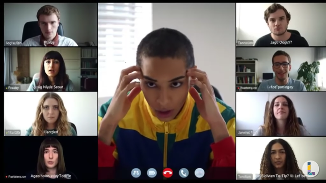 Viele verschiedene Menschen reden durcheinander in einem Online-Meeting, überlagert, unverständlich. Eine Person (nicht-binär, neurodivergent-coded) schaut gestresst auf den Bildschirm, reibt sich die Stirn.