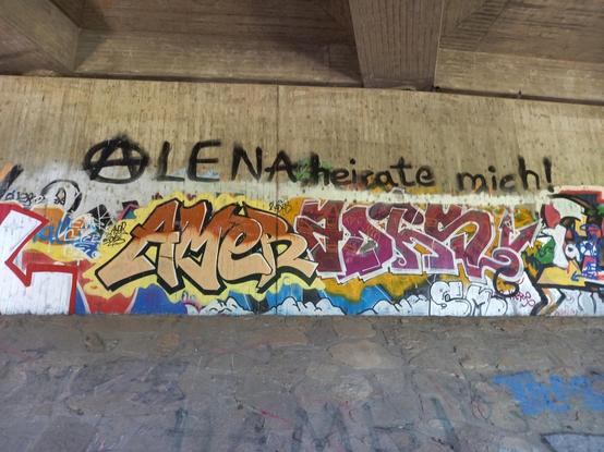 Germana Grafito sub ponto diranta: Alena, edzigu min! (La A de Alena estas la anarkista A)