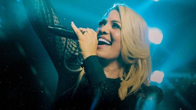 A cantora Andréa Fontes apresenta ao público seu mais novo single, "Céu, Minha Recompensa", lançado pela Flame Music. Foto: Divulgação.