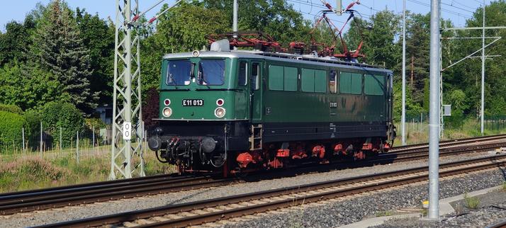 Bild einer grünen Schnellzuglokomotive E11 013.