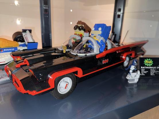 Brickheadz Batman and Robin in the Batmobile. 