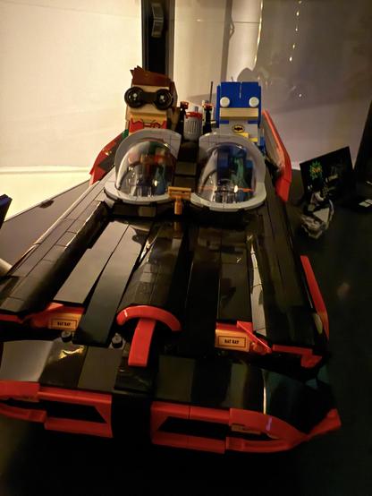 Brickheadz Batman and Robin in the Batmobile. 
