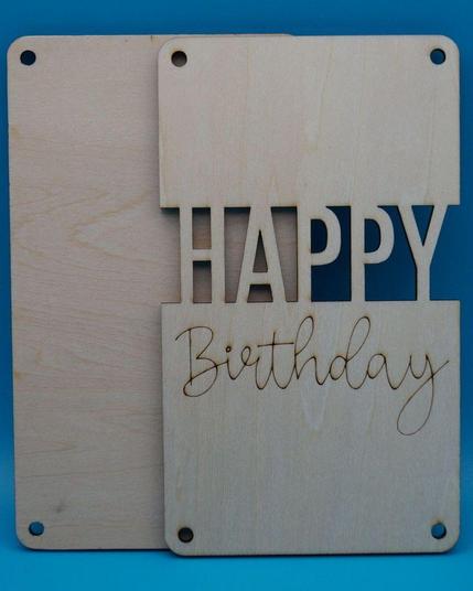 Zweiteiliger Holzrahmen mit gelasertem Schriftzug „Happy Birthday“ und graviertem Text darunter, vorbereitet als kreative Geldgeschenkverpackung.
