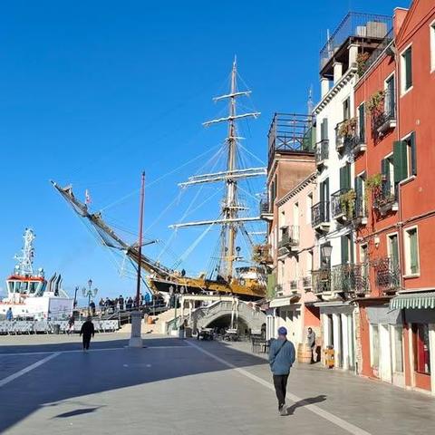 Buongiorno. That was at the beginning of April, when we hosted the Amerigo Vespucci. It was a hustle and bustle, I tell you! Like usually only at the front of San Marco or Rialto. Saluti, Mafalda Cinquetti from #Venice
