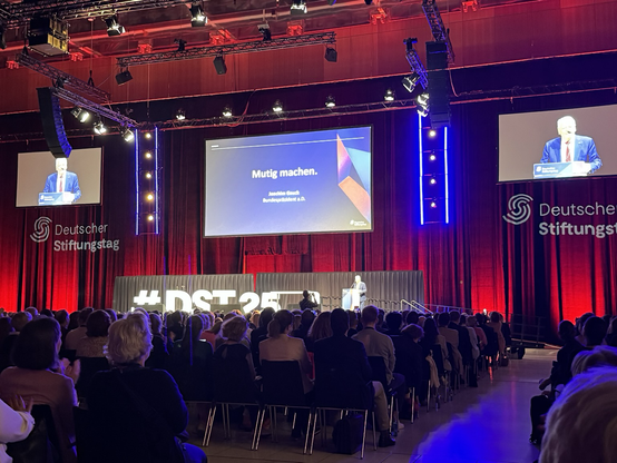 Joachim Gauck auf der Bühne beim Stiftungstag 2025