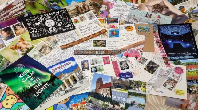 Ein Berg von verzierten hübschen Postkarten, die ich via Postcrossing bekommen habe
