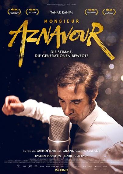 Das Bild zeigt das Filmplakat für "Monsieur Aznavour". Im oberen Bereich steht in goldener, schwungvoller Schrift "Aznavour", darüber in kleineren, weißen Buchstaben "MONSIEUR". Darunter befindet sich der Untertitel "DIE STIMME, DIE GENERATIONEN BEWEGTE" in weißer Schrift.

Im unteren Teil des Plakats ist ein Mann im Profil zu sehen, der in ein altes Mikrofon singt. Er trägt ein weißes Hemd und eine dunkle Krawatte. Sein Blick ist gesenkt. Der Hintergrund ist dunkelblau bis schwarz und mit unscharfen, goldenen Lichtpunkten versehen.

Am oberen Rand sind mehrere goldene Lorbeerkränze mit schwarzer Schrift zu sehen, die Auszeichnungen des Films andeuten. Am unteren Rand sind in kleiner, weißer Schrift die Namen der Regisseure "MEHDI IDIR" und "GRAND CORPS MALADE" sowie die Namen der Schauspieler "BASTIEN BOUILLON" und "MARIE-JULIE BAUP" aufgeführt. Ganz unten steht in roter Schrift "IM KINO".