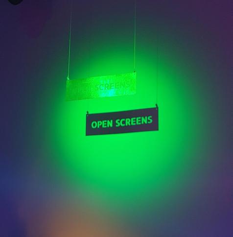 A green sign saying: OPEN SCREENS