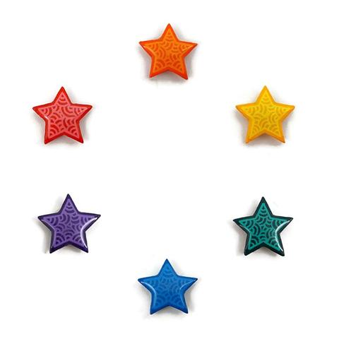 Lot de 6 petits magnets en forme d'étoiles aux couleurs de l'arc-en-ciel (orange, jaune, vert, bleu, violet et rouge) et recouvertes de volutes ton sur ton.
Les perles sont réalisées en CD recyclé, découpées et peintes à la main, puis recouvertes de résine époxy.
Aimants puissants en néodyme.
