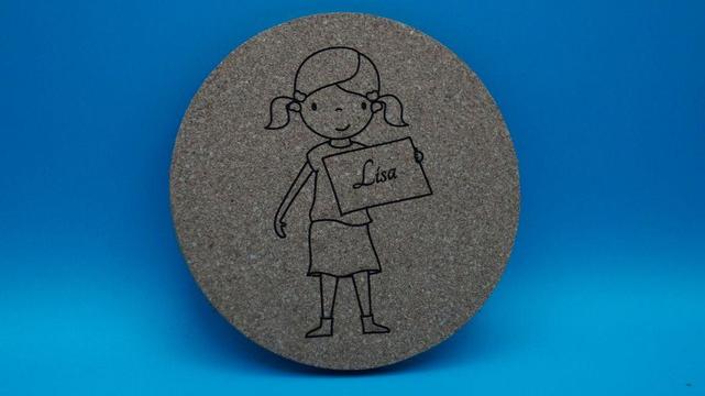 Runder Korkuntersetzer mit graviertem Motiv eines Mädchens, das ein Schild mit dem Namen „Lisa“ hochhält.