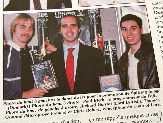 Photo du n°58 bis du magazine Tilt (octobre 1988) : de gauche à droite Richard Garriott tenant une boite du jeu Ultima V, Thomas Ormond de Microprose France et Chris Roberts tenant une boite du jeu Times of Lore.