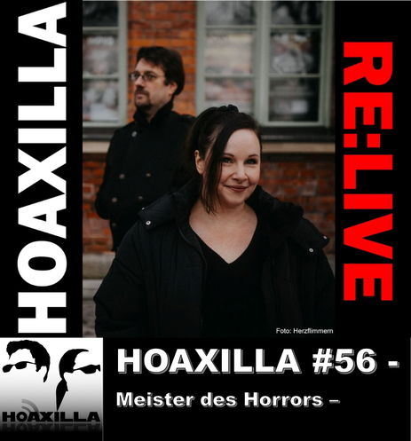 Foto von Alexa und Alexander vor einer roten Ziegelwand. Links und rechts am Bildrand steht der Text: "HOAXLLA RE:LIVE" Unten links befindet sich das HOAXILLA Logo und daneben der Text HOAXILLA #56 - Meister des Horrors – H. P. Lovecraft (2011)
Oben rechts in der Ecke ist das gelb leuchtende Wort Spezial über das Foto gelegt.
HOAXILLA Logo:
Zwei stilisierte Gesichter in Schwarz-Weiß. Beide Gesichter tragen Sonnenbrillen, und der untere Teil der Gesichter ist abgeschnitten. Links befindet sich ein leicht nach rechts blickendes Gesicht (Alexander), rechts ein leicht nach rechts blickendes Gesicht (Alexa). Darunter steht der Schriftzug „HOAXILLA“ in einer serifenlosen Schrift.