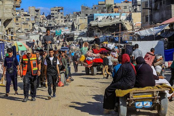 Les Palestiniens fuient les zones de combat à Khan Younis, dans le sud de la bande de Gaza, le 21 mai 2025.