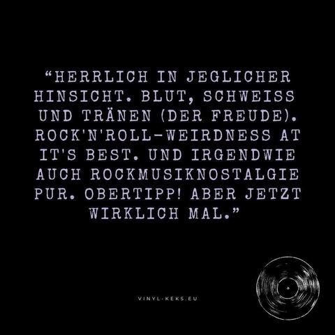 Auf schwarzem Hintergrund steht ein Zitat in weißem und violettem Text, das die Nuancen der Rockmusik erörtert und die Leidenschaft mit Hinweisen auf Blut, Schweiß und Tränen zum Ausdruck bringt. Unten rechts ist eine Schallplatte abgebildet.