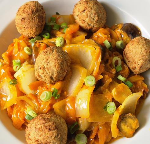 Untitled pan-african food impro with falafel, veggies and harissa