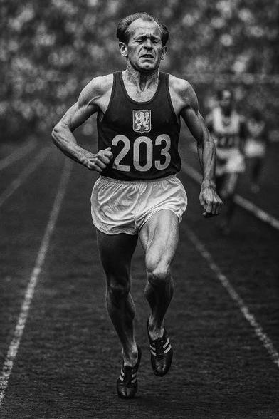 "On passe à côté de tellement de choses sans même les voir. Moi, je suis souvent indifférent à des sujets que, paraît-il, beaucoup trouvent passionnants.

Le sport, par exemple. Je n’y vois rien. Observer des gens courir après une balle m’échappe. Les voir grimper une côte à vélo en transpirant, pareil. Et ceux en bonnet, qui brassent l’eau comme des papillons... Non. Le sport, en général, me laisse froid.

À part dans Courir, d’Echenoz, où on suit la vie d’Émile Zatopek. Qui, d’ailleurs, s’en moquait un peu, lui aussi. De la course à pied. Mais ça ne l’a pas empêché de courir. Courir, encore. Et il a couru."
