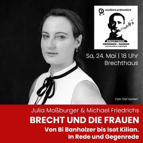 Bild der Schauspielerin Julia M0ßburger, sie hat die dunklen Haare nach hinten gebunden und trägt eine helle, ärmellose Bluse mit kleiner schwarzer Krawattenschleife