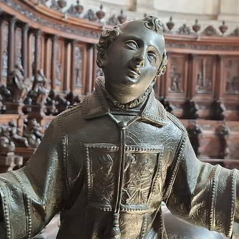 Buongiorno. Judging by his face, the choir missed a note or two. I was once at a concert like that with Alma. There's a reason why amateurs are called dilletanti in Italian. Saluti, Mafalda Cinquetti from #Venice
