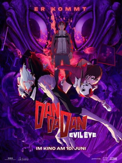Das Bild ist ein Filmplakat für "Dan Da Dan EVIL EYE". Im oberen Bereich steht in großen, roten Buchstaben "ER KOMMT". Darunter ist ein großer, violettfarbener Hintergrund mit einem riesigen, stilisierten Auge zu sehen, aus dem mehrere Tentakel oder Ranken hervorkommen.

Im Vordergrund sind drei Anime-Charaktere dargestellt. In der Mitte steht ein junger Mann mit braunen Haaren, einer hellen Jacke und einer dunklen Hose. Vor ihm und leicht nach rechts geneigt liegt ein junges Mädchen mit dunklen Haaren und einer roten Schuluniform. Sie trägt eine weiße Maske mit roten Markierungen auf dem Kopf und scheint zu kämpfen. Links von ihr ist eine weitere Figur mit weißen Haaren und einer dunklen, zerrissenen Kleidung zu sehen, die ebenfalls in Bewegung ist.

Unter den Figuren steht in großen, roten Buchstaben mit weißer Umrandung "Dan Da Dan" und darunter in kleineren, weißen Buchstaben "EVIL EYE". Ganz unten steht in weißer Schrift "IM KINO AM 10. JUNI". Am unteren Rand sind mehrere kleine Logos und Schriftzüge in Weiß angeordnet.
