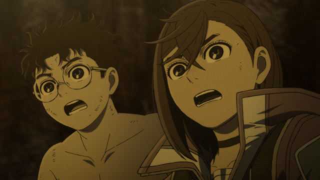 Die Nahaufnahme zeigt zwei Anime-Charaktere mit überraschten Gesichtsausdrücken. Links ist ein junger Mann mit lockigem, dunklem Haar und runden, hellen Augen, der eine Brille trägt. Sein Mund ist leicht geöffnet. Rechts ist ein junges Mädchen mit langen, braunen Haaren und großen, hellen Augen zu sehen. Ihr Mund ist ebenfalls leicht geöffnet und ihr Blick ist nach links gerichtet. Beide Charaktere haben helle Hauttöne und sind vor einem dunklen, unscharfen Hintergrund dargestellt.