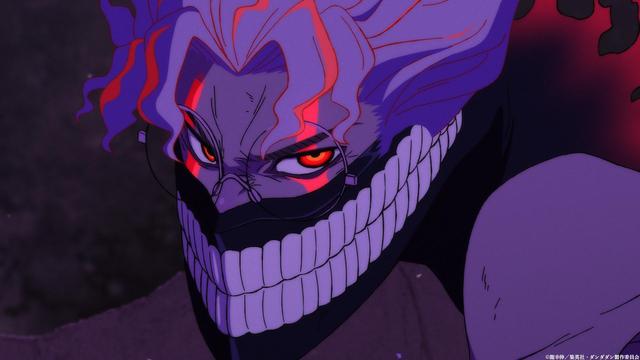 Die Nahaufnahme zeigt ein Anime-Gesicht mit violettfarbenen Haaren, die an den Spitzen rot leuchten. Die Augen sind rot und scheinen zu glühen, umrandet von roten Markierungen. Das Gesicht trägt eine dunkle Maske, die einen breiten, skelettartigen Mund mit vielen weißen Zähnen freilässt. Eine dünne, schwarze Brille sitzt auf der Nase. Der Hintergrund ist dunkel und verschwommen mit roten und violetten Farbtönen.