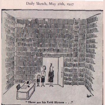 Karikatur: Eine Mutter in dem mit vollen Bücherregalen zugepflasterten, riesig hohen Zimmer ihres Sohnes erläutert dies gegenüber ihrem Besuch (seine Lehrerin?): "These are his Enid Blytons ..." (Daily Sketch, 28.05.1957)