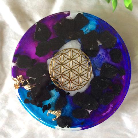 Ronde orgonite anti-stralingsschijf van 10 cm diameter, met bladgoud, zwarte toermalijn, bergkristal en lavasteen, ontworpen om elektromagnetische straling zoals wifi en DECT te transformeren.
#orgonite #anti-wifi #orgoniteshaarlem