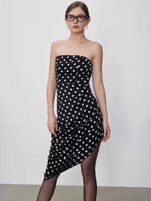 If you think polka dots are old fashioned, think again. This contemporary fashion guide explores how to wear polka dots in a way that feels trendy, youthful, and smart. From everyday office looks to elevated party outfits, this is a complete styling manual. Discover tips on colour pairing, accessories, and how to make polka dots work for every season and silhouette without breaking the style balance.