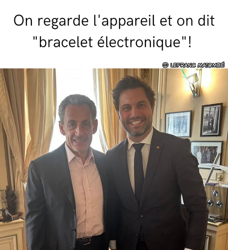 Photographie de Nicolas Sarkozy et Georges Louis Bouchez en costume souriant devant un objectif, dans un intérieur élégant aux rideaux beiges et aux murs ornés de photos. En haut de l’image, un texte humoristique indique : « On regarde l’appareil et on dit "bracelet électronique" ! ». L’image est signée « © Lefranc Matombé ».
