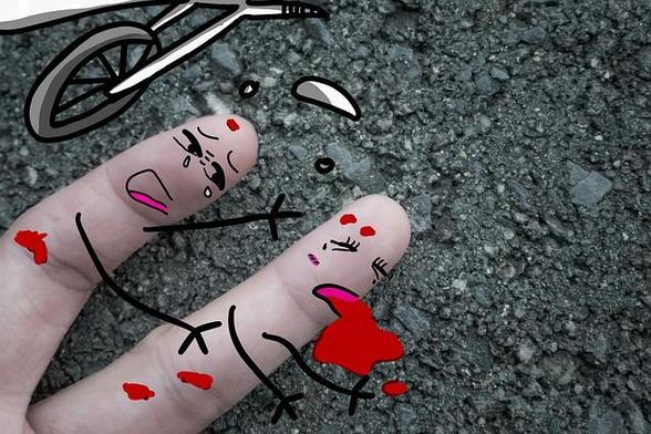 2 Finger mit Gesichtern angemalt, stellen einen Unfall dar, ein Finger weint um den anderen, verletzten Finger. Daneben ein roter Fleck und umgestürzte Räder