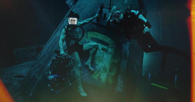 Tom Cruise mit Regisseur Christopher McQuarrie Unterwasser während Dreharbeiten zum Film Mission: Impossible - The Final Reckoning.