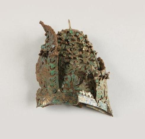 Casco alargado de bronce que habría estado cubierto de oro.